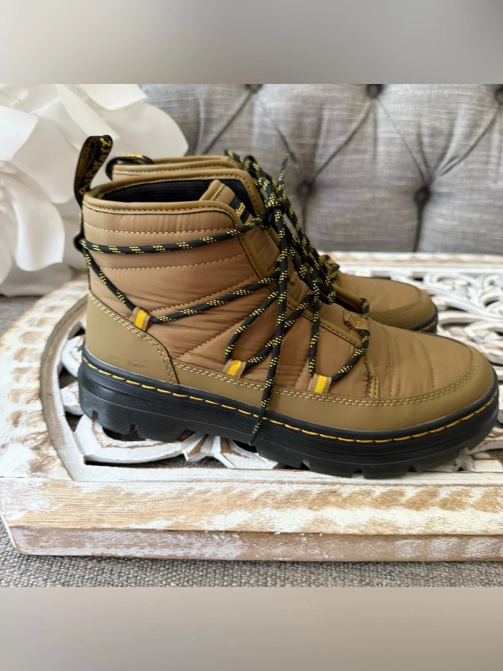 Dr. Martens Tan Combs Padded Quilted Lace-Up Hiking Boots 8 Women’s